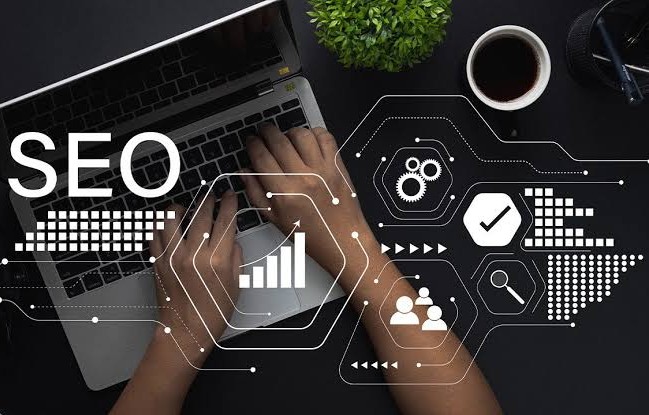 Digital marketing expert analyzing SEO on a laptop